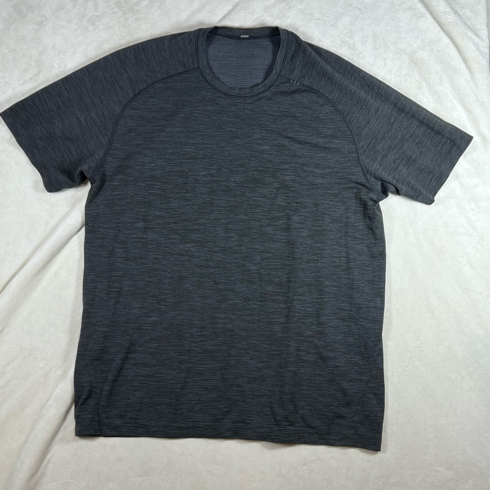 Lululemon Size Large Carbon Gray Tech T Short Sleeve Athletic Vented Shirt EUC